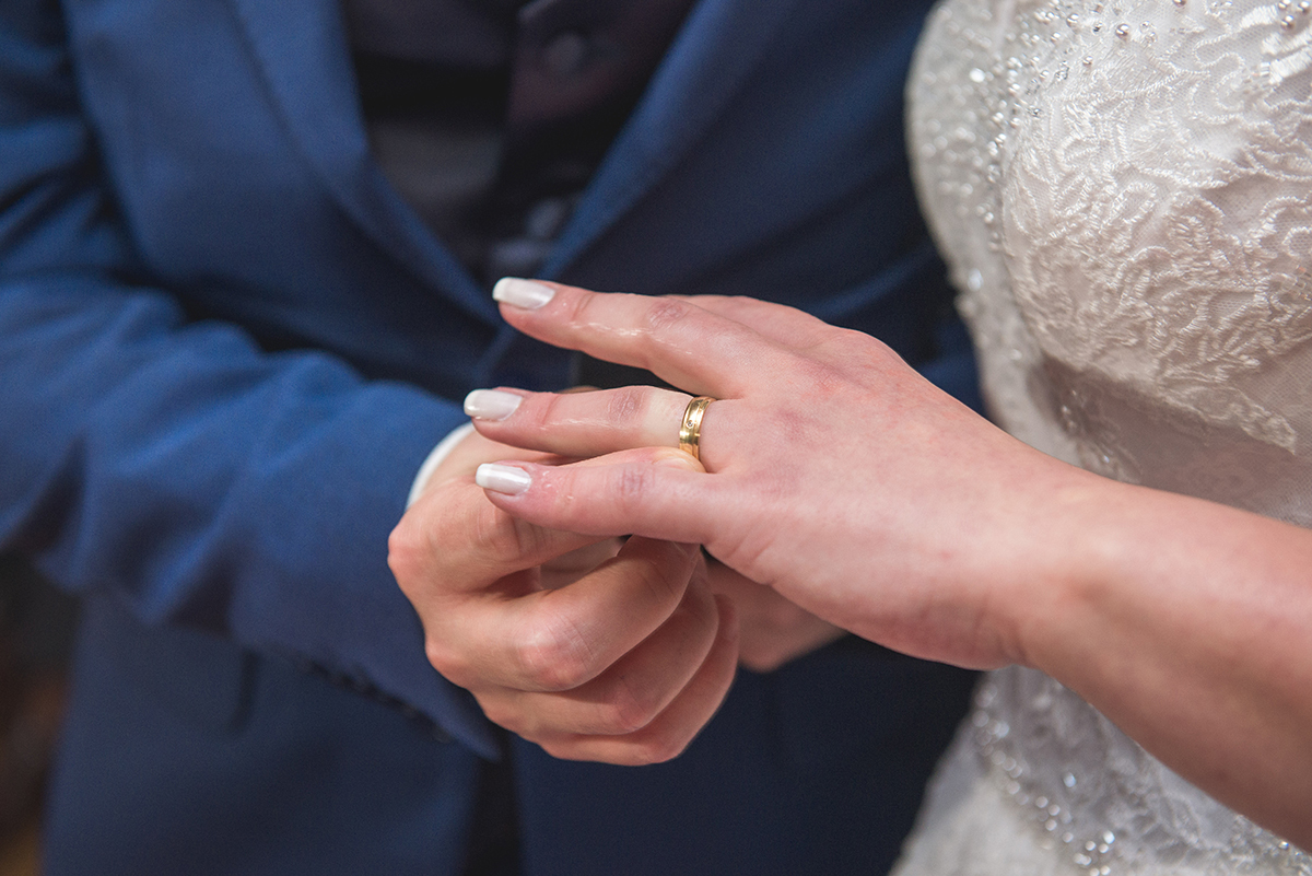 Detalhe da aliança da noiva durante a cerimônia de casamento. Foto por Marco Moscarelli Fotografo