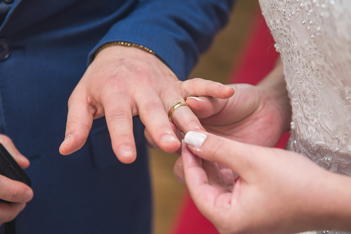 Detalhe da aliança do noivo durante a cerimônia de casamento. Foto por Marco Moscarelli Fotografo