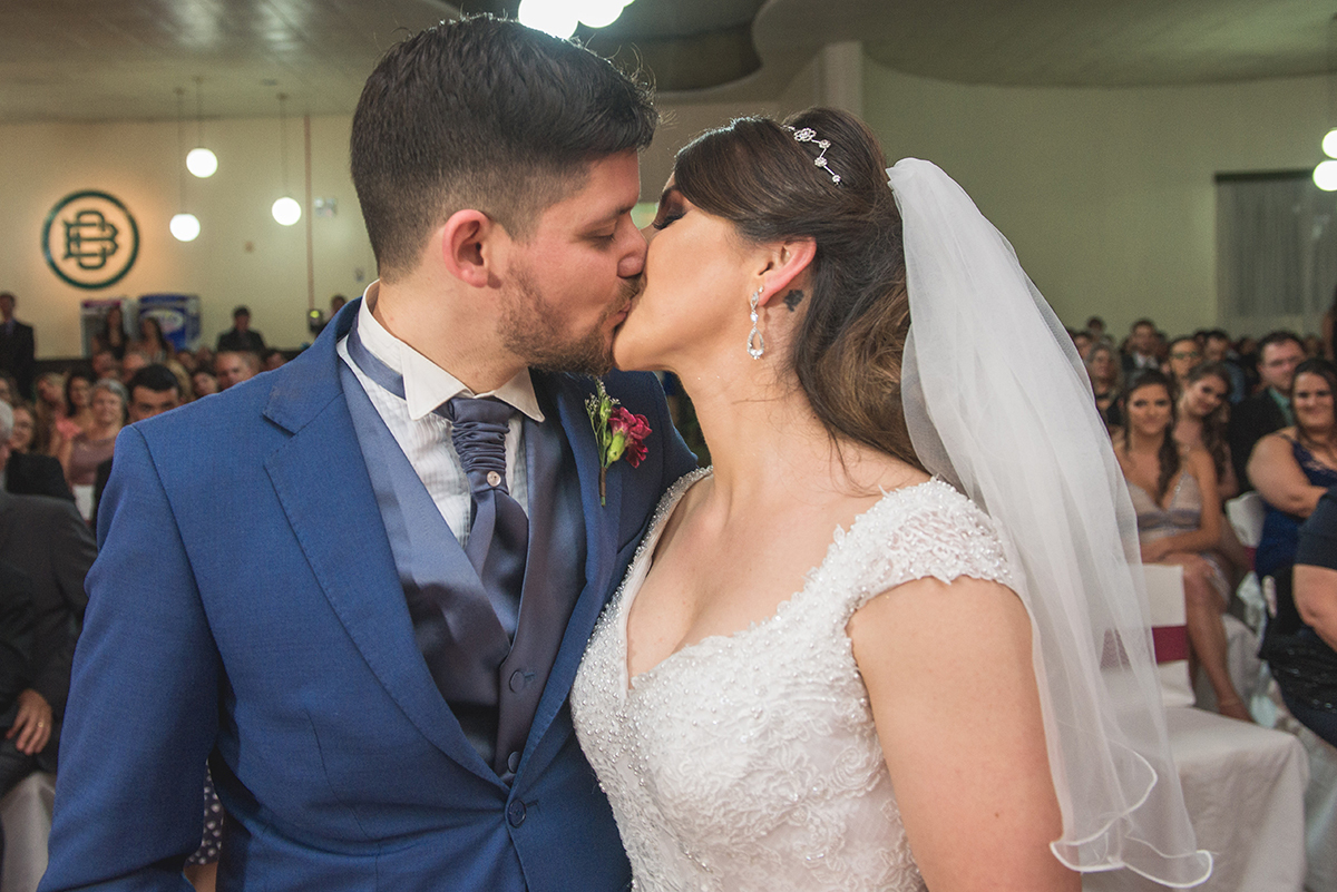 Fotografia do momento do beijo dos noivos. Foto por Marco Moscarelli Fotografo