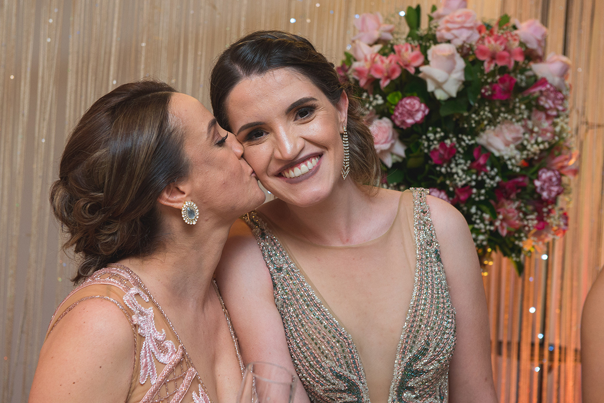 Lindo beijo da mãe na formanda de medicina. Foto por Marco Moscarelli