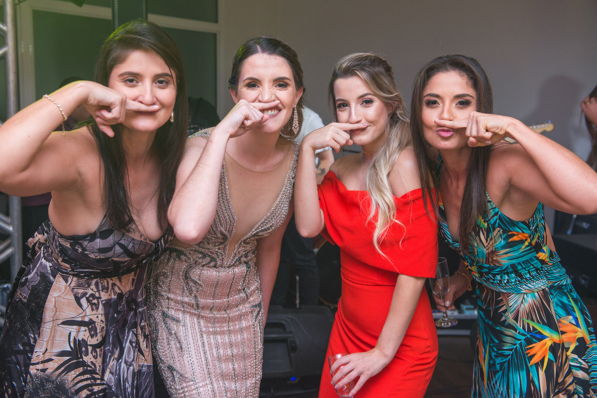 Foto descontraída com suas convidadas durante a recepção de formatura de medicina. foto por Marco Moscarelli 