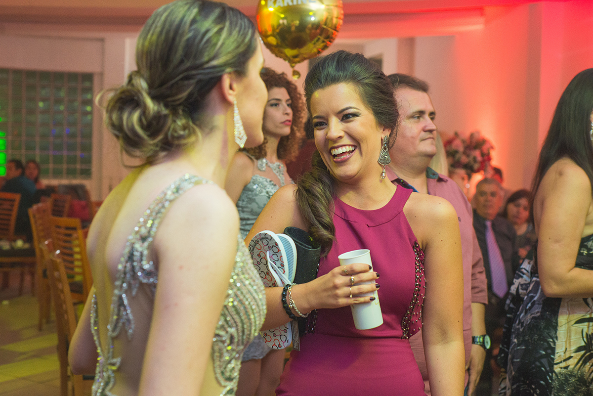 Foto descontraída com suas convidadas durante a recepção de formatura de medicina. foto por Marco Moscarelli 