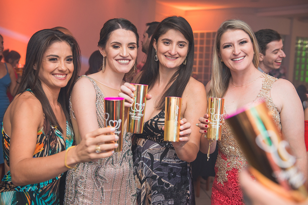 Foto descontraída com suas convidadas durante a recepção de formatura de medicina. foto por Marco Moscarelli 