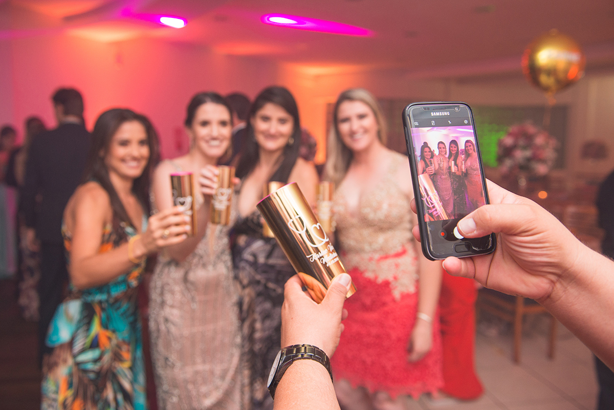 Foto descontraída com suas convidadas durante a recepção de formatura de medicina. foto por Marco Moscarelli 