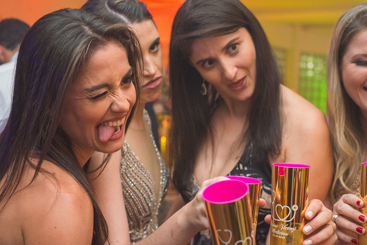Foto descontraída com suas convidadas durante a recepção de formatura de medicina. foto por Marco Moscarelli 