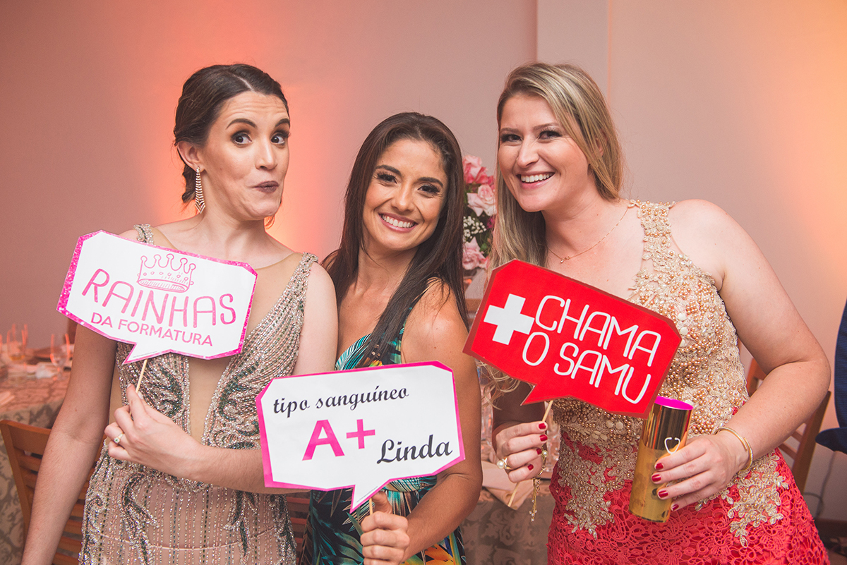 Foto descontraída com suas convidadas durante a recepção de formatura de medicina. foto por Marco Moscarelli 
