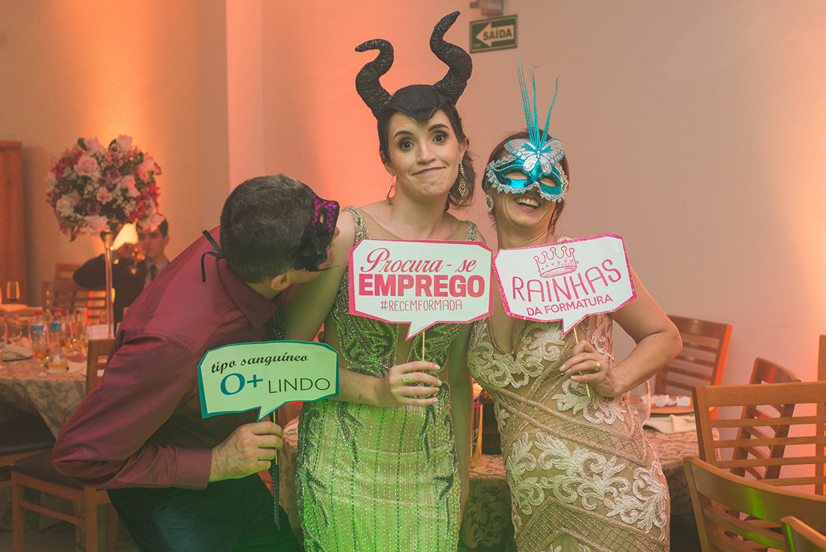 Foto descontraída com suas convidadas durante a recepção de formatura de medicina. foto por Marco Moscarelli 