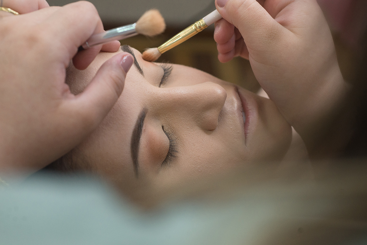 Detalhe da finalização da make da formanda de medicina antes da sua formatura. Foto por Marco Moscarelli 