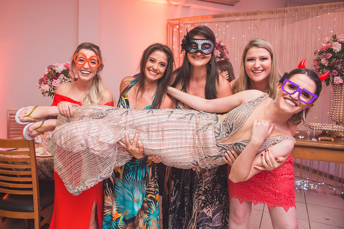 Foto descontraída com suas convidadas durante a recepção de formatura de medicina. foto por Marco Moscarelli 