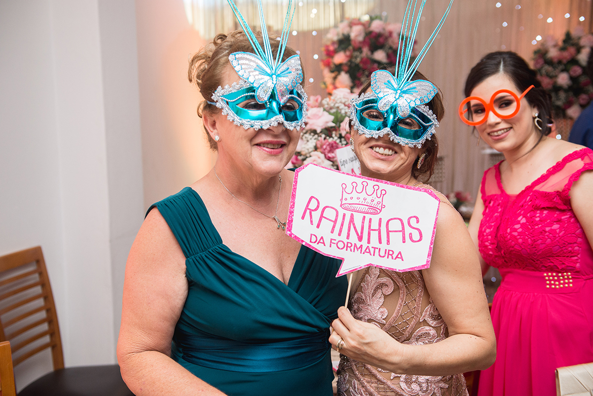Foto descontraída com suas convidadas durante a recepção de formatura de medicina. foto por Marco Moscarelli 