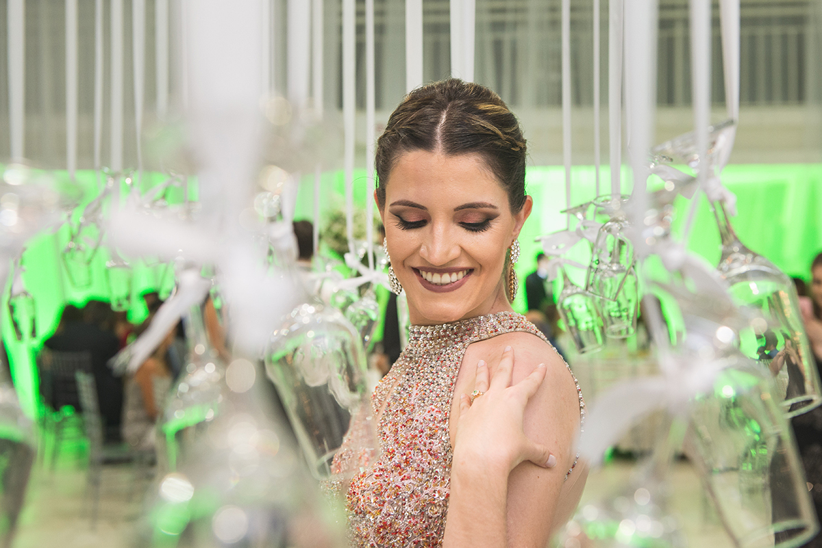 Formanda exibindo seu lindo vestindo momentos antes do baile de formatura em Medicina. Foto por Marco Moscarelli