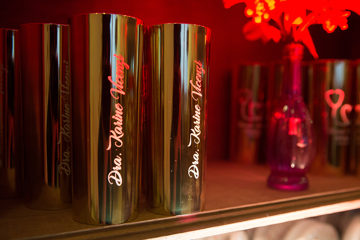 Fotografia em detalhe dos copos personalizados que compõe a decoração da recepção de formatura de medicina. Foto por Marco Moscarelli