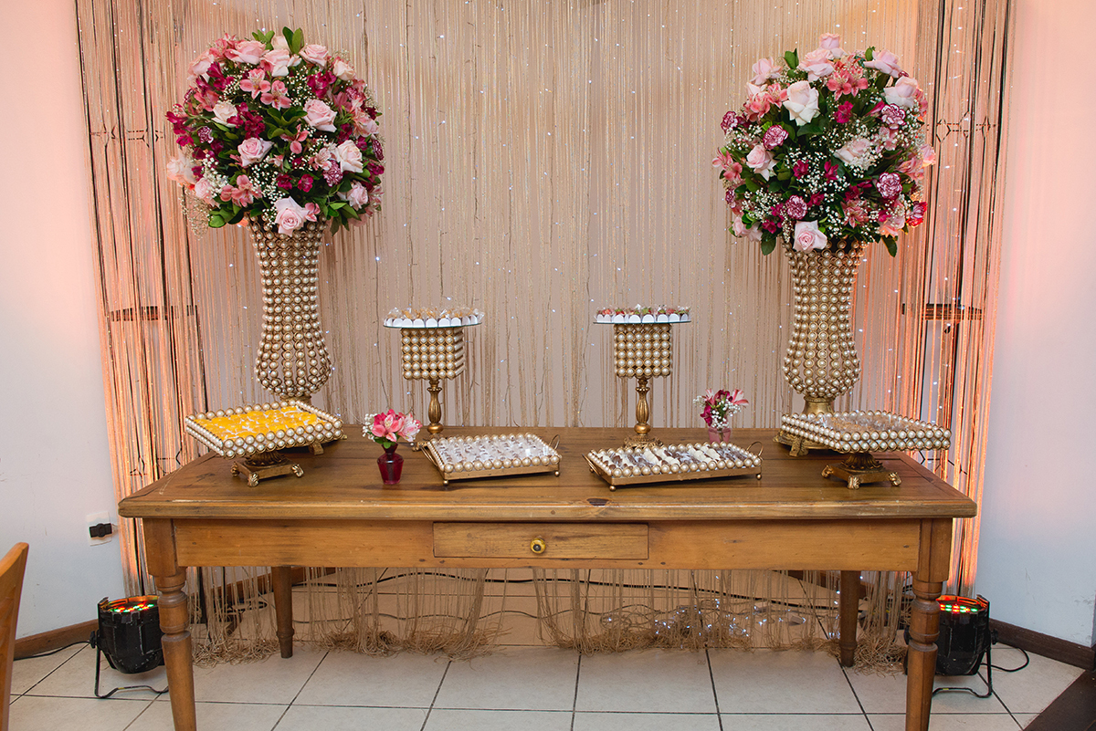Fotografia da mesa de doces que compõe a decoração da formatura de medicina. Foto por Marco Moscarelli