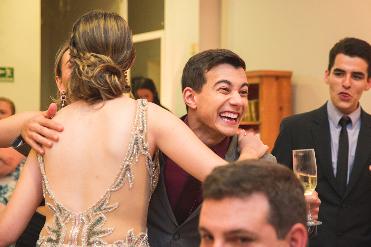 Momento de descontração da formanda de medicina e seus convidados. Foto por Marco Moscarelli