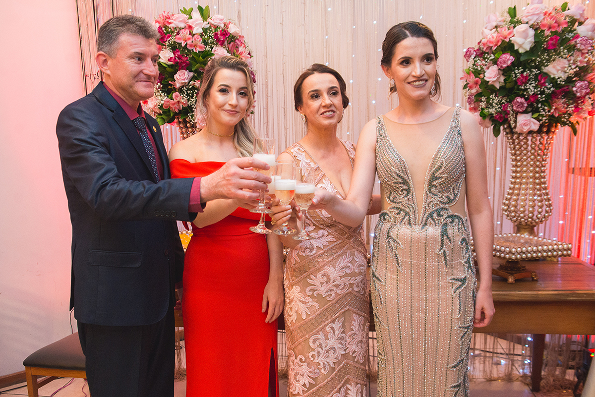 Formanda brinda com seu pais durante a recepção de medicina. Foto por Marco Moscarelli