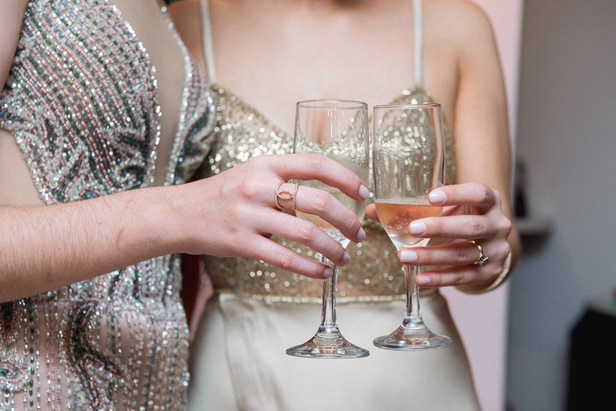 Fotografia em detalhe do anel de formatura em medicina em Pelotas. Foto por Marco Moscarelli