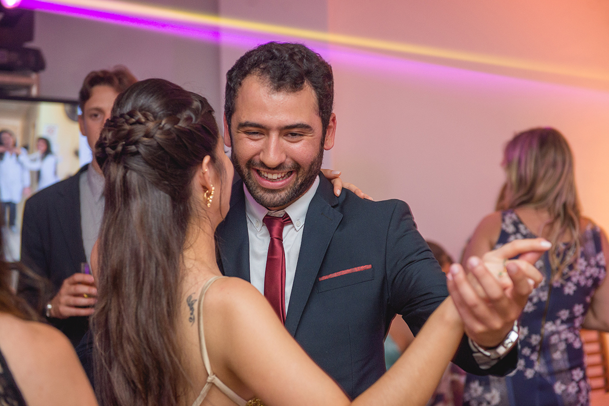 Formanda e seu  noivo dançando durante a recepção de formatura em medicina. Foto por Marco Moscarelli