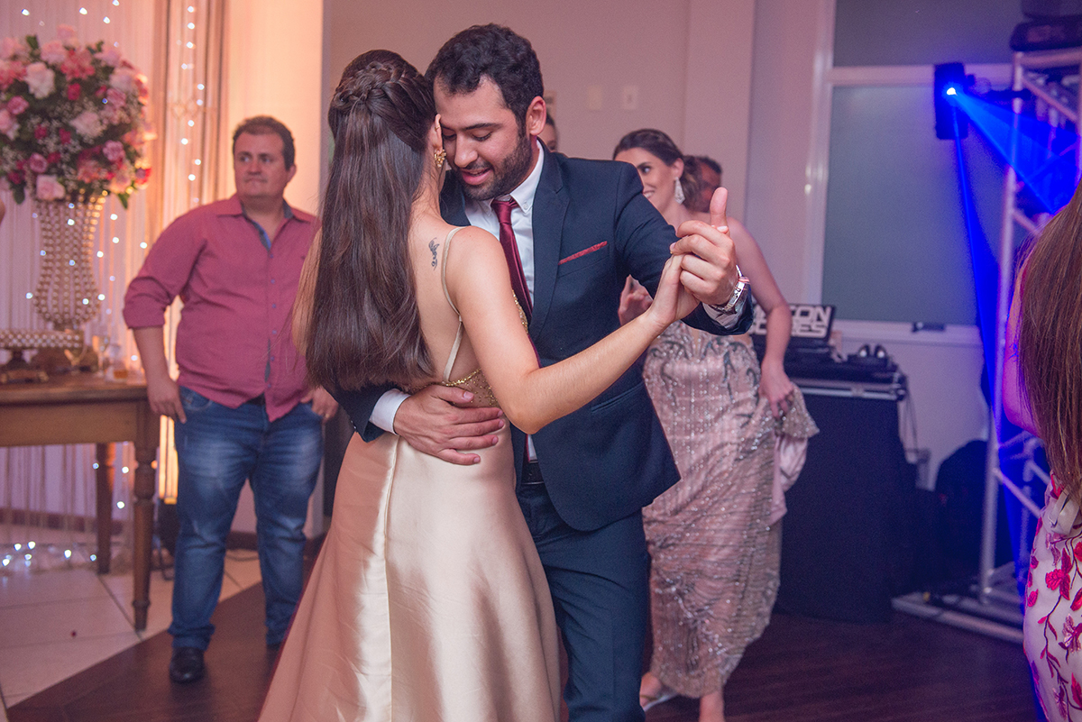 Formanda e seu  noivo dançando durante a recepção de formatura em medicina. Foto por Marco Moscarelli