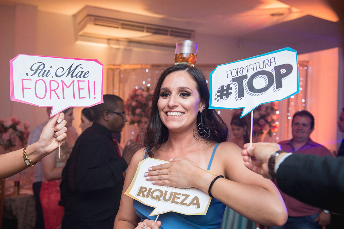 Convidadas da recepção de formatura em medicina se divertindo durante a formatura de medicina. Foto por Marco Moscarelli