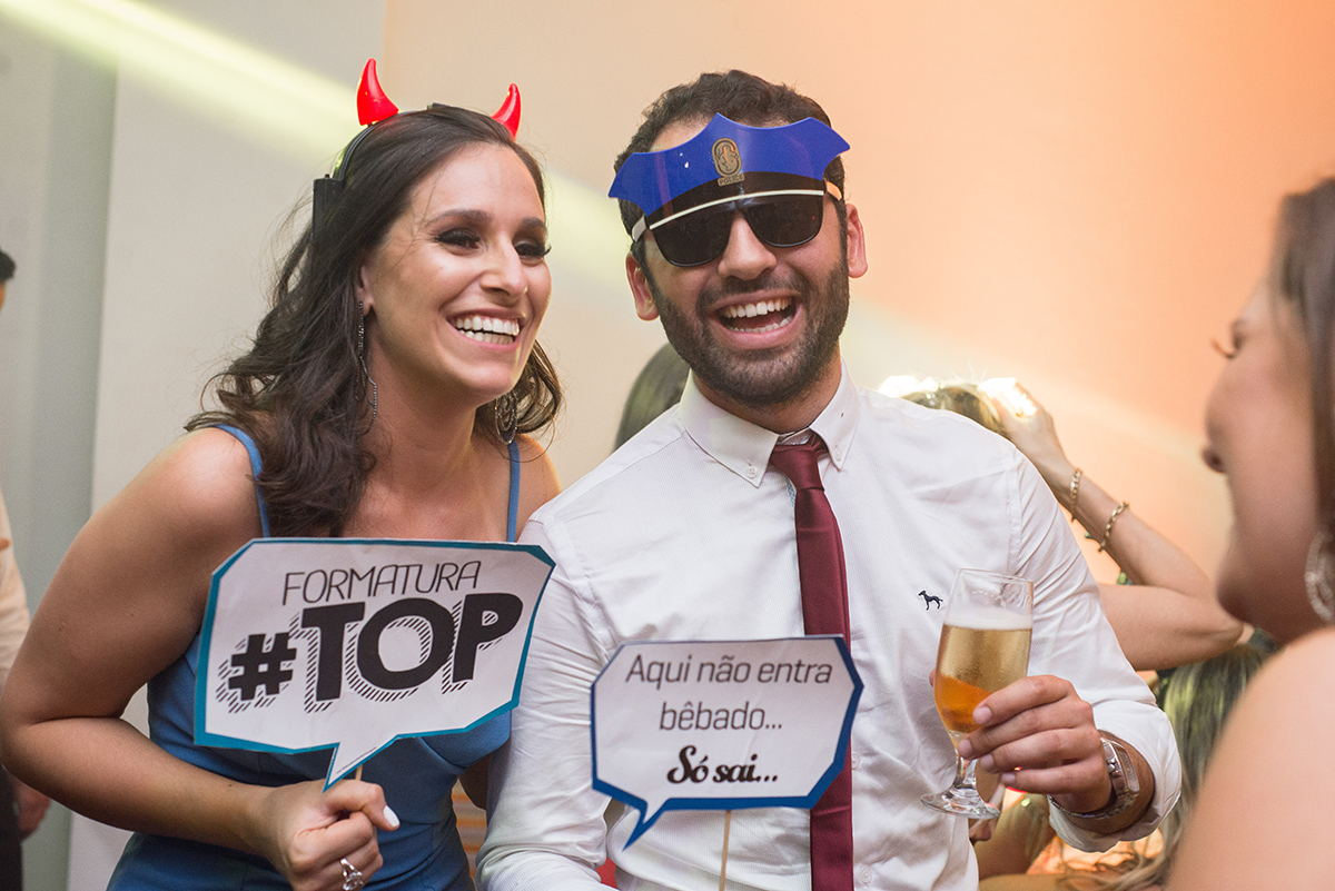 Convidadas da recepção de formatura em medicina se divertindo durante a formatura de medicina. Foto por Marco Moscarelli