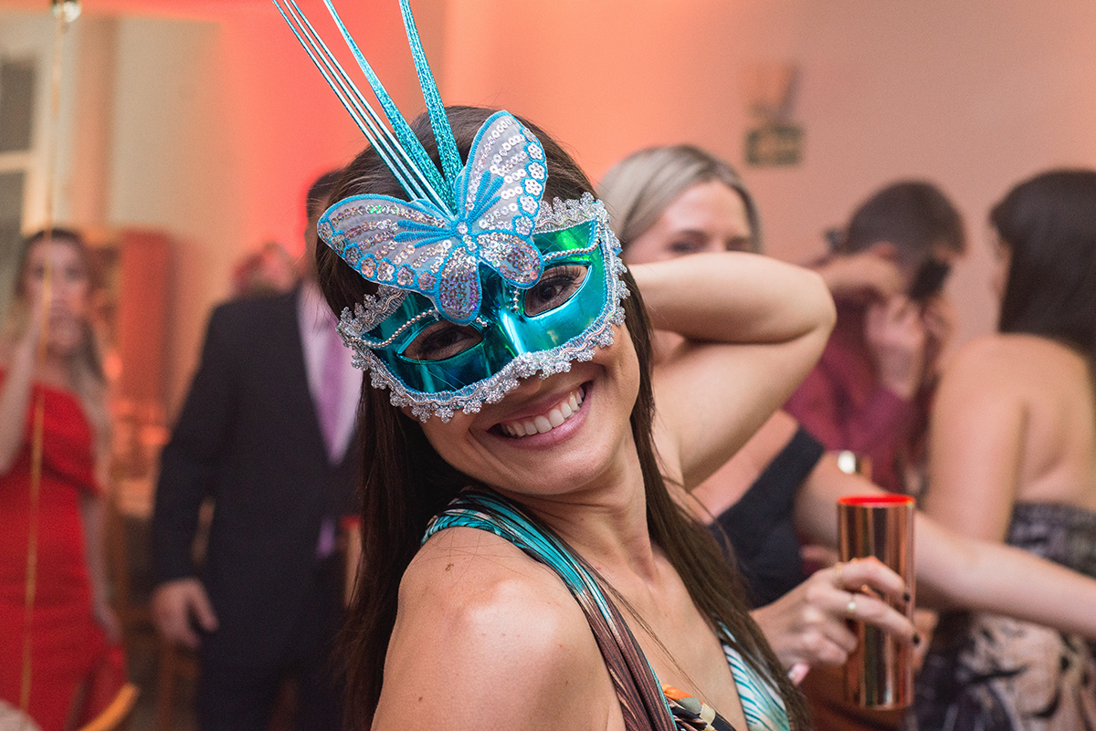 Convidadas da recepção de formatura em medicina se divertindo durante a formatura de medicina. Foto por Marco Moscarelli