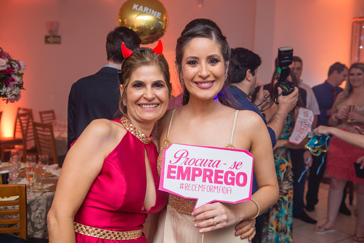 Convidadas da recepção de formatura em medicina se divertindo durante a formatura de medicina. Foto por Marco Moscarelli