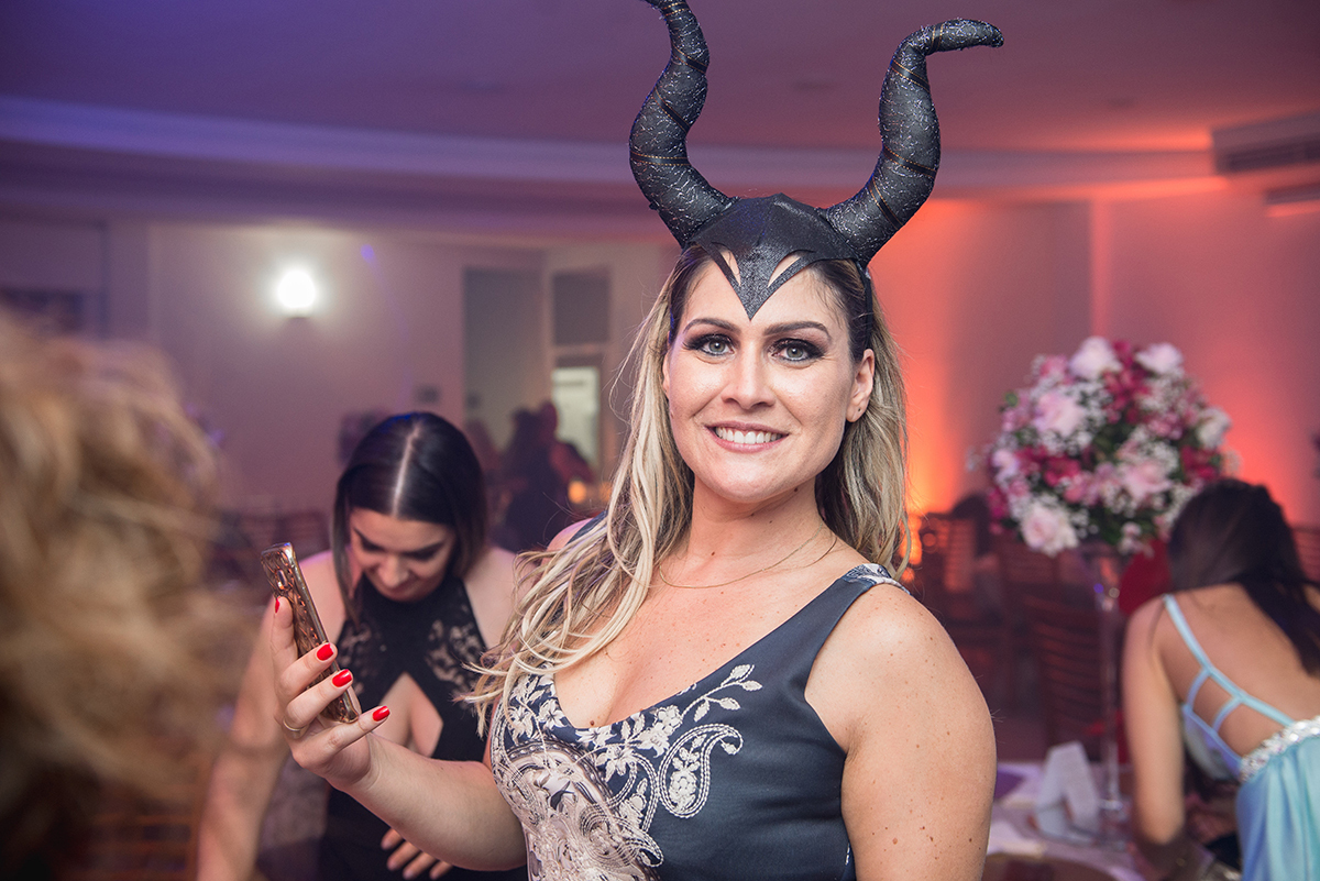 Convidadas da recepção de formatura em medicina se divertindo durante a formatura de medicina. Foto por Marco Moscarelli