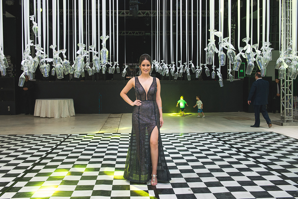 Formanda de medicina exibindo seu lindo vestido preto com brilhos momentos antes do baile de formatura. Foto por Marco Moscarelli