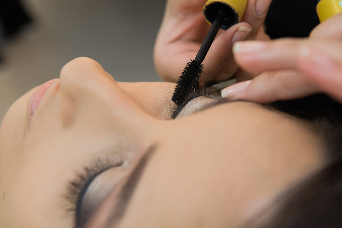 Detalhes do make da formanda momentos antes da formatura em medicina. Foto por Marco Moscarelli