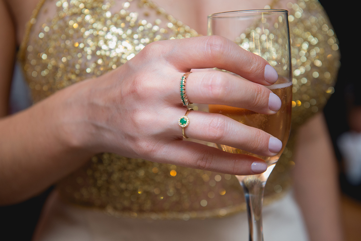 Fotografia em detalhe do anel de formatura em medicina em Pelotas. Foto por Marco Moscarelli