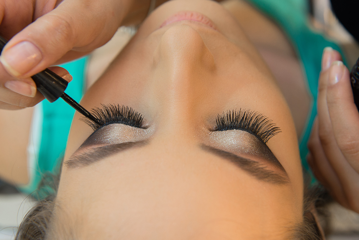 Detalhes do make da formanda momentos antes da formatura em medicina. Foto por Marco Moscarelli