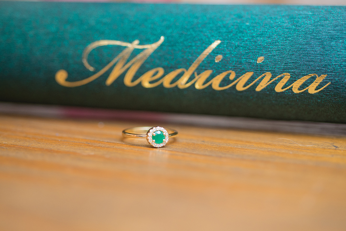 Fotografia em detalhe do anel de formatura em medicina em Pelotas. Foto por Marco Moscarelli