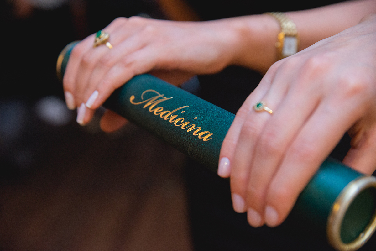 Fotografia em detalhe do anel de formatura em medicina em Pelotas. Foto por Marco Moscarelli
