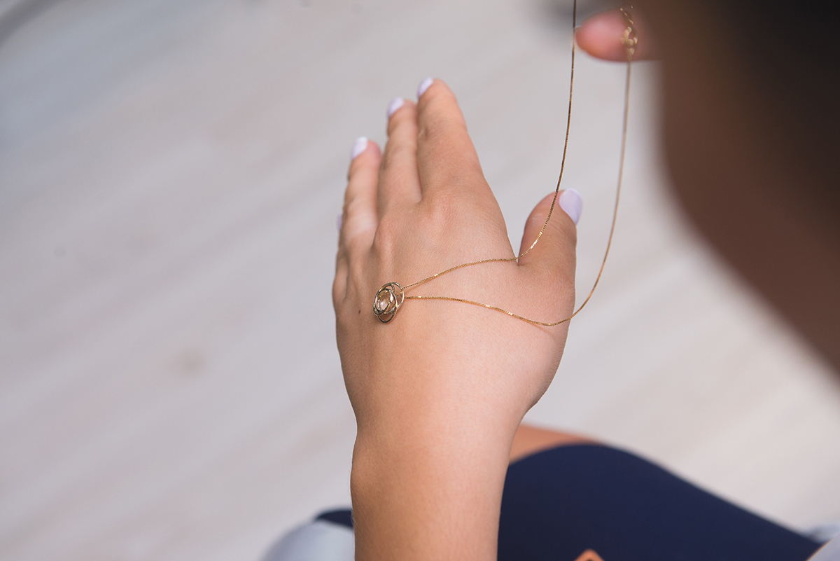 Detalhe do colar da noiva durante o make da noiva momentos antes do casamento. Foto por Marco Moscarelli