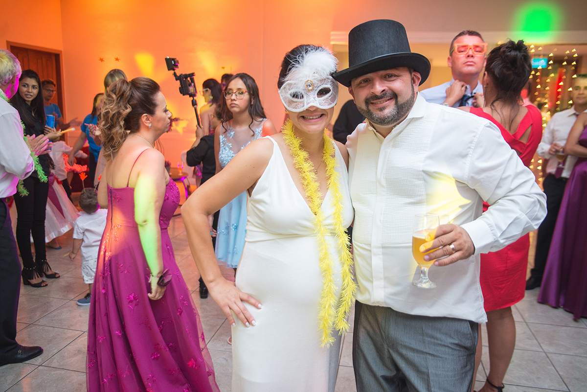 Noivos dançando fantasiados durante o baile de casamento. Foto por Marco Moscarelli