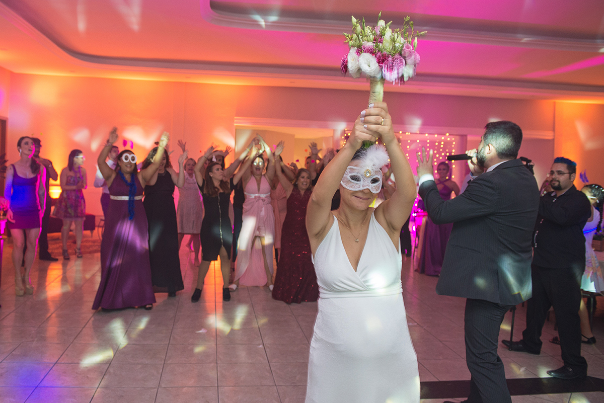 Momento emocionante da noiva jogando seu buque. Foto por Marco Moscarelli