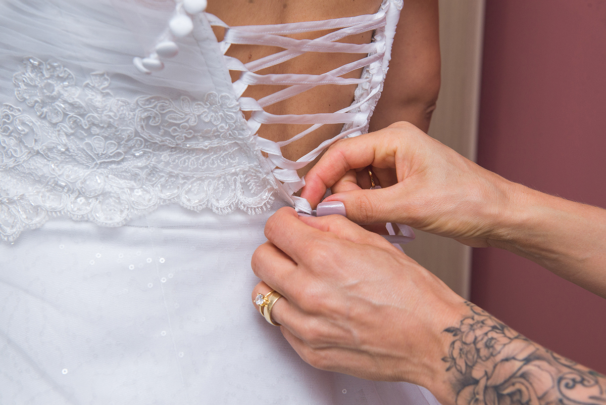 Ultimo ajuste no vestido da noiva antes de ir para o caamento. Foto por Marco Moscareli