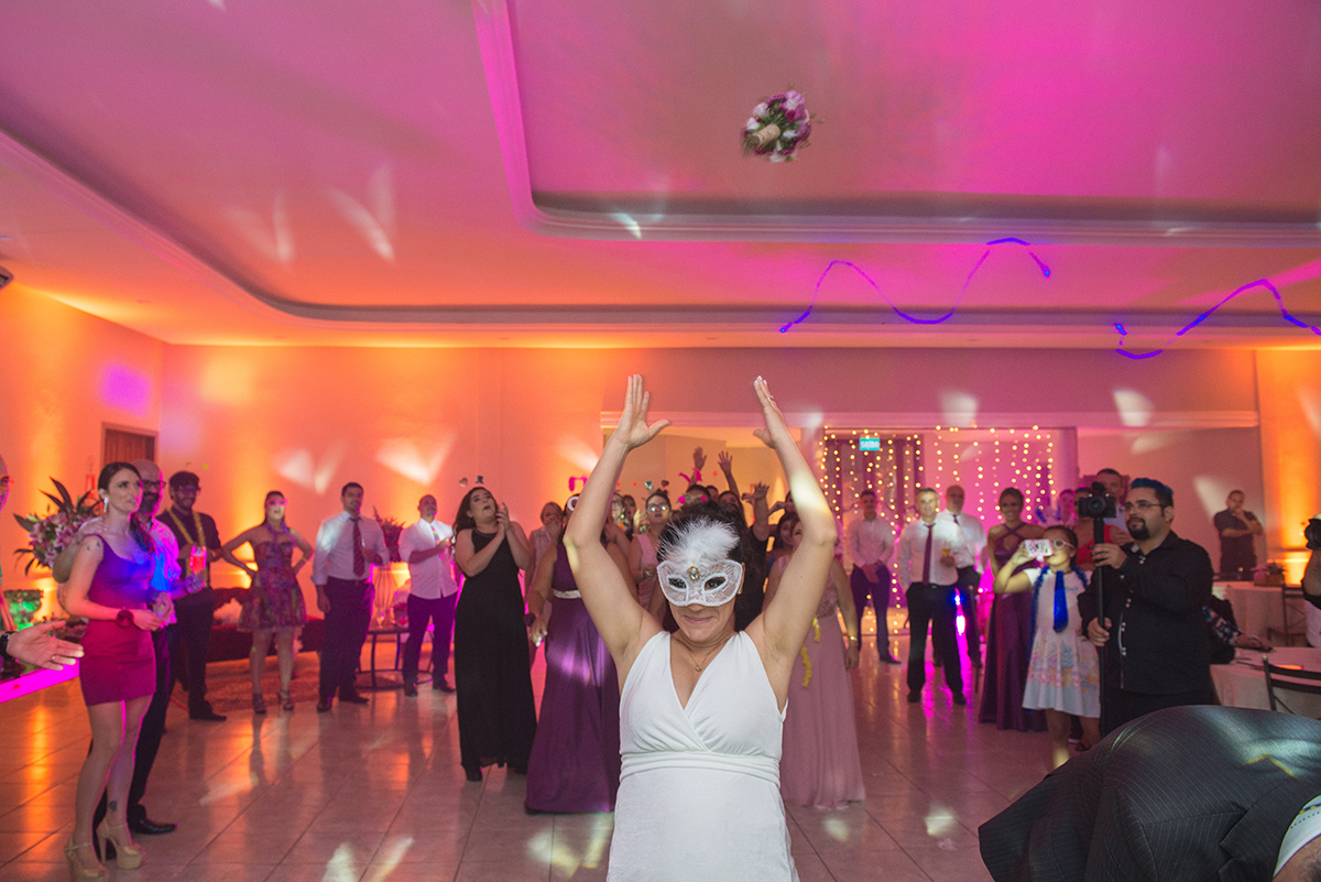 Momento emocionante da noiva jogando seu buque. Foto por Marco Moscarelli