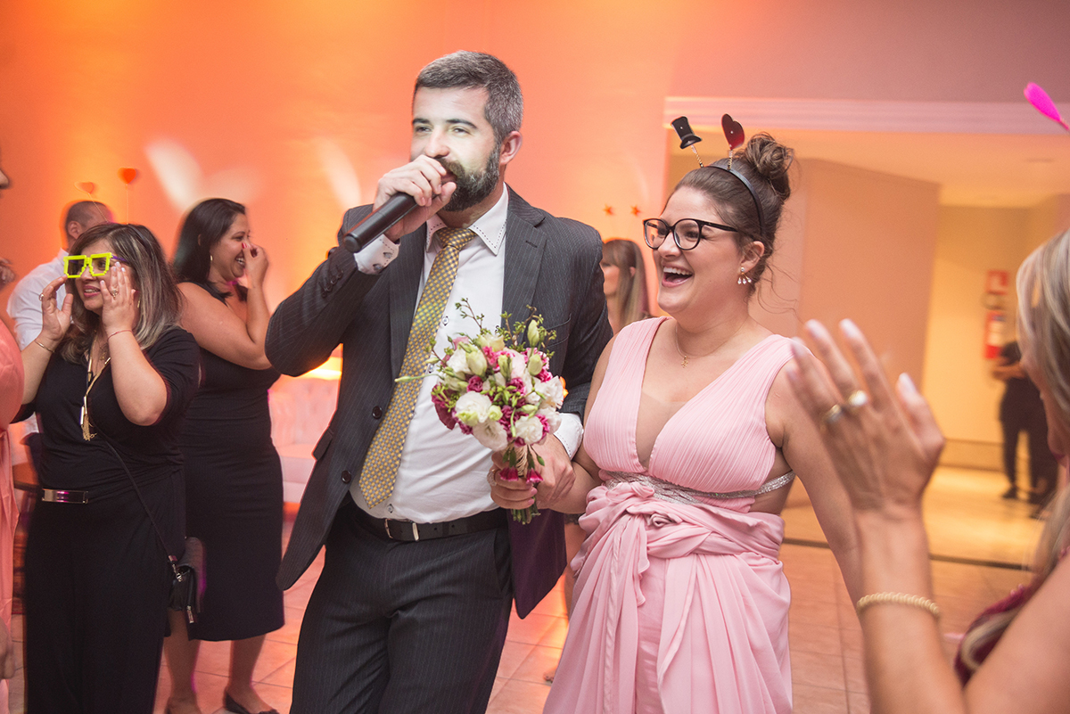 Fotografia descontraída da convidada que conseguiu pegar o buque da noiva.. Foto por Marco Moscarelli