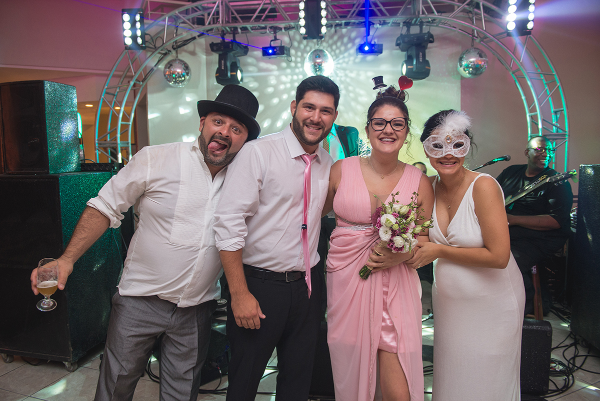 Fotografia descontraída da convidada que conseguiu pegar o buque da noiva.. Foto por Marco Moscarelli