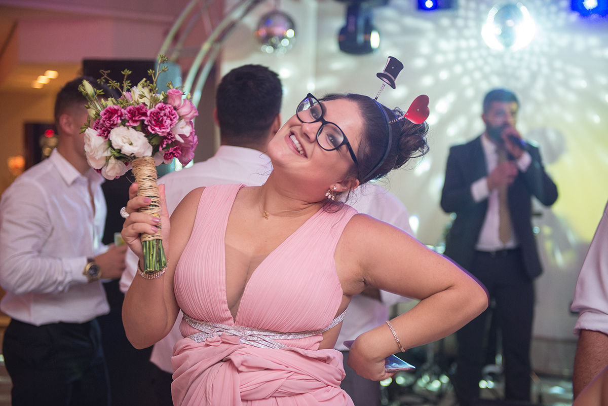 Fotografia descontraída da convidada que conseguiu pegar o buque da noiva.. Foto por Marco Moscarelli