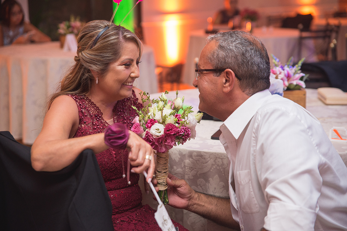 Momento lindo de um convidado pedindo em casamento sua namorada durante o baile de casamento. Foto por Marco Moscarelli
