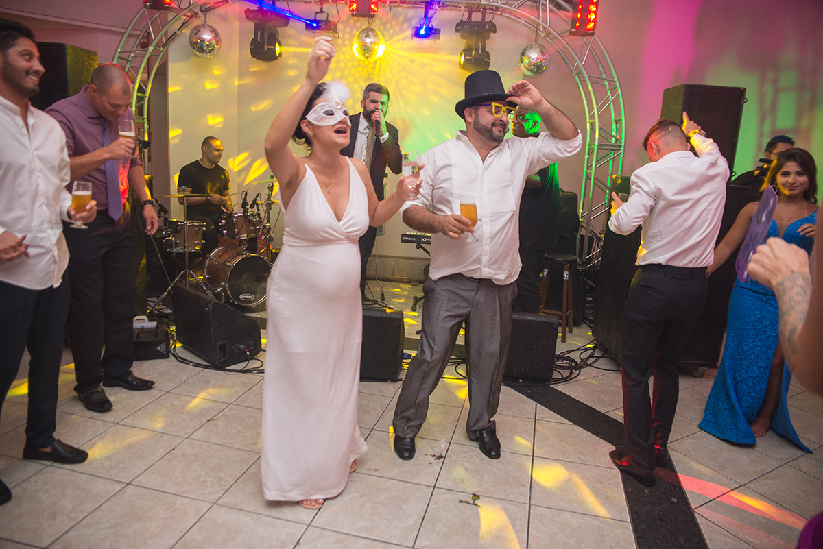 Noivos dançando fantasiados durante o baile de casamento. Foto por Marco Moscarelli