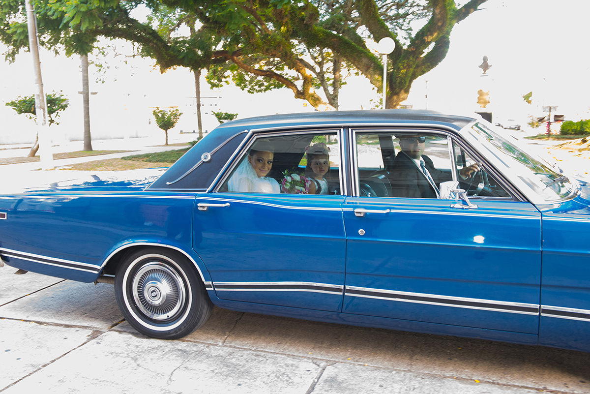 Foto do momento da chegada da noiva na igreja em um lindo landal azul. Foto por Marco Moscarelli