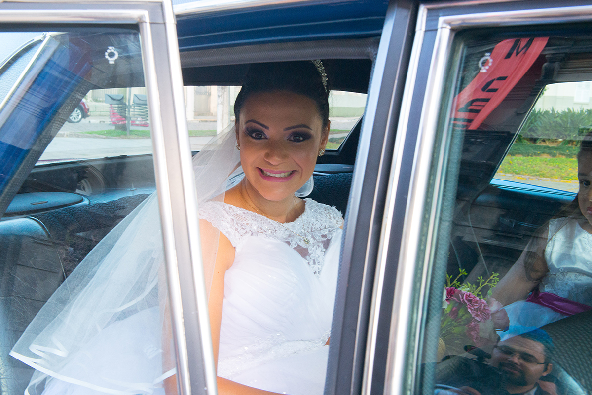 Foto do momento da chegada da noiva na igreja em um lindo landal azul. Foto por Marco Moscarelli