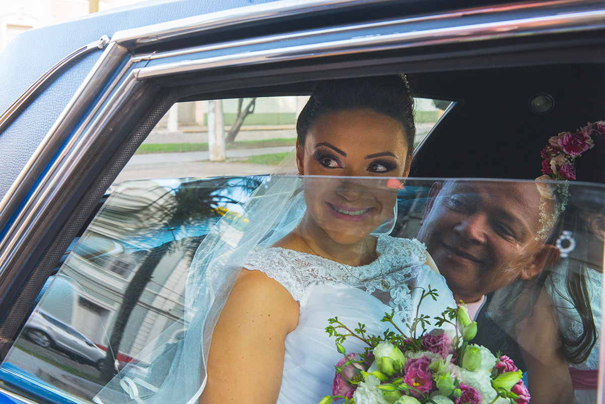 Detalhe do reflexo do pai da noiva no vidro do carro momentos antes do casamento. Foto por Marco Moscarelli