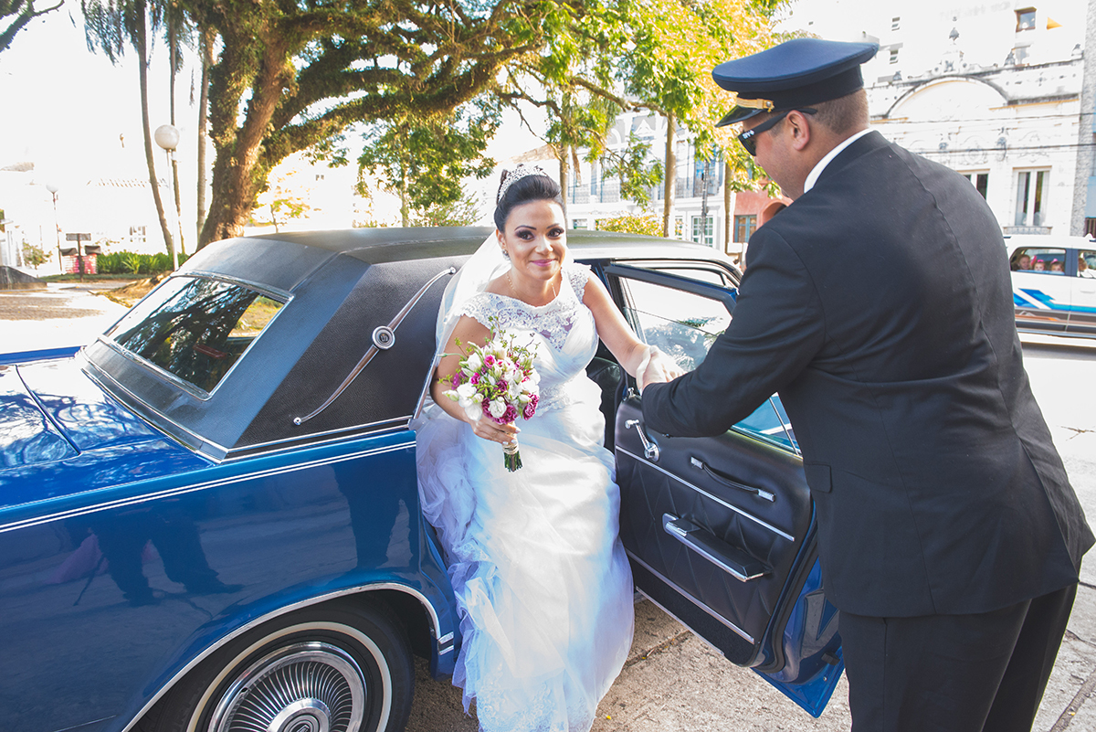 Momento da noiva descendo do carro no dia do seu casamento. Marco Moscarelli