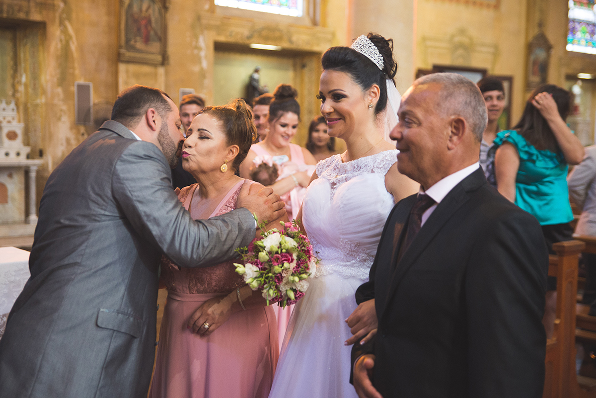 Foto do momento em que a noiva chega ao altar durante o casamento e o noivo beija a sogra. Foto por Marco Moscarelli