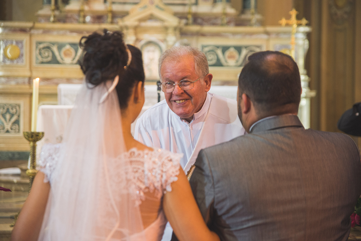 Fotografia dos noivos no altar durante a cerimônia de casamento. Foto por Marco Moscarelli