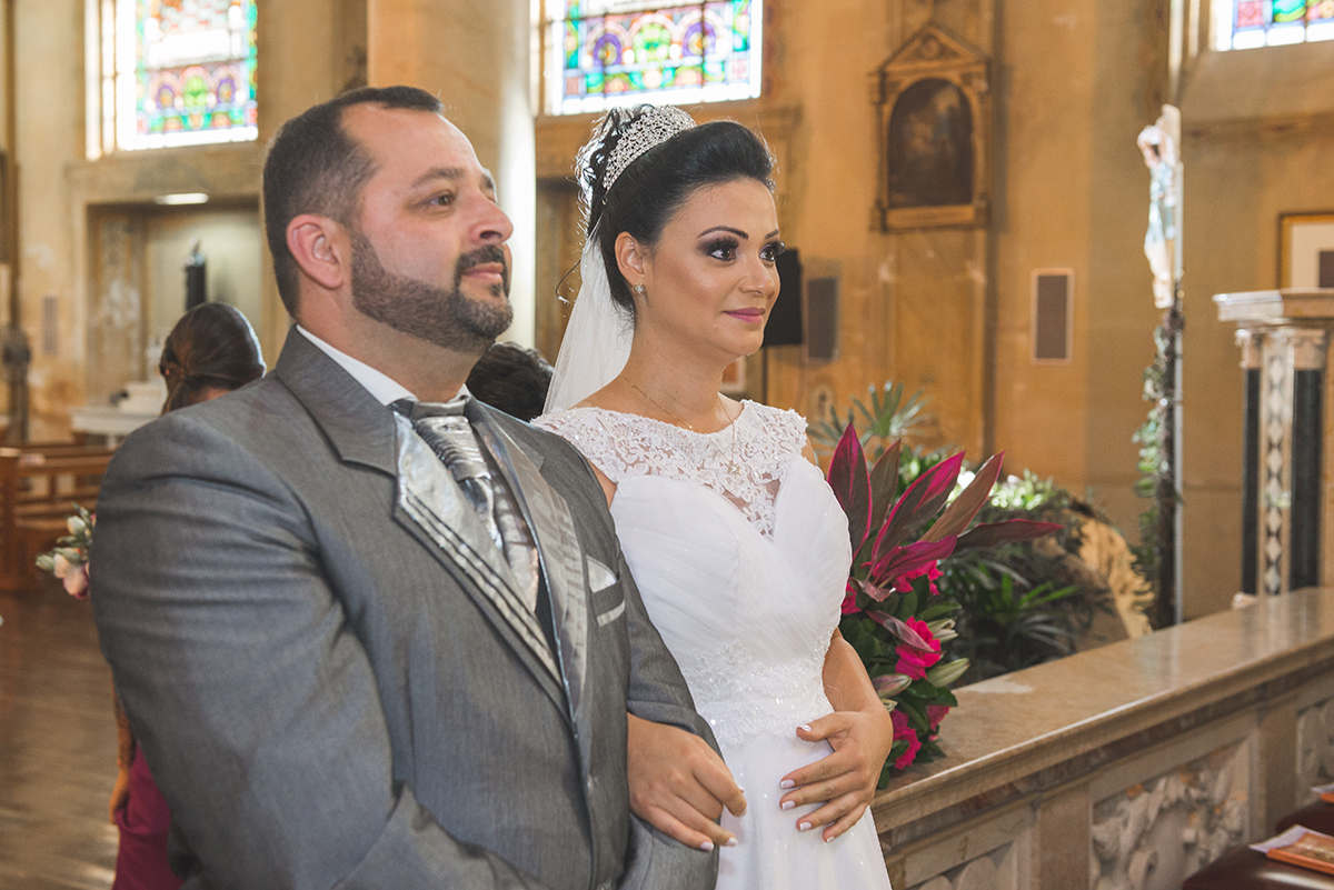 Fotografia dos noivos no altar durante a cerimônia de casamento. Foto por Marco Moscarelli